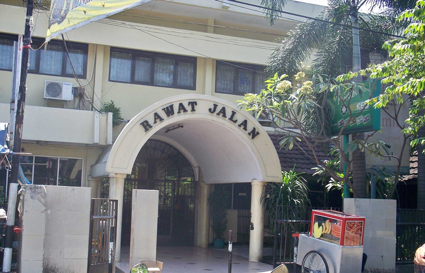 Kayu jati ukiran jogro — Rawat Jalan RS Sukanto