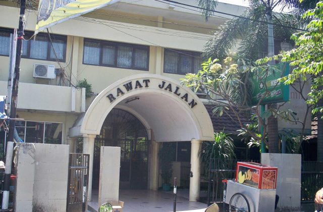 Kayu jati ukiran jogro — Rawat Jalan RS Sukanto