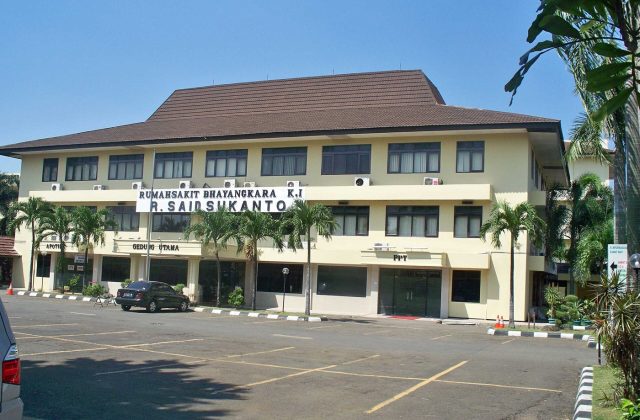 Kayu jati ukiran jogro — RS Bhayangkara R Said Sukanto