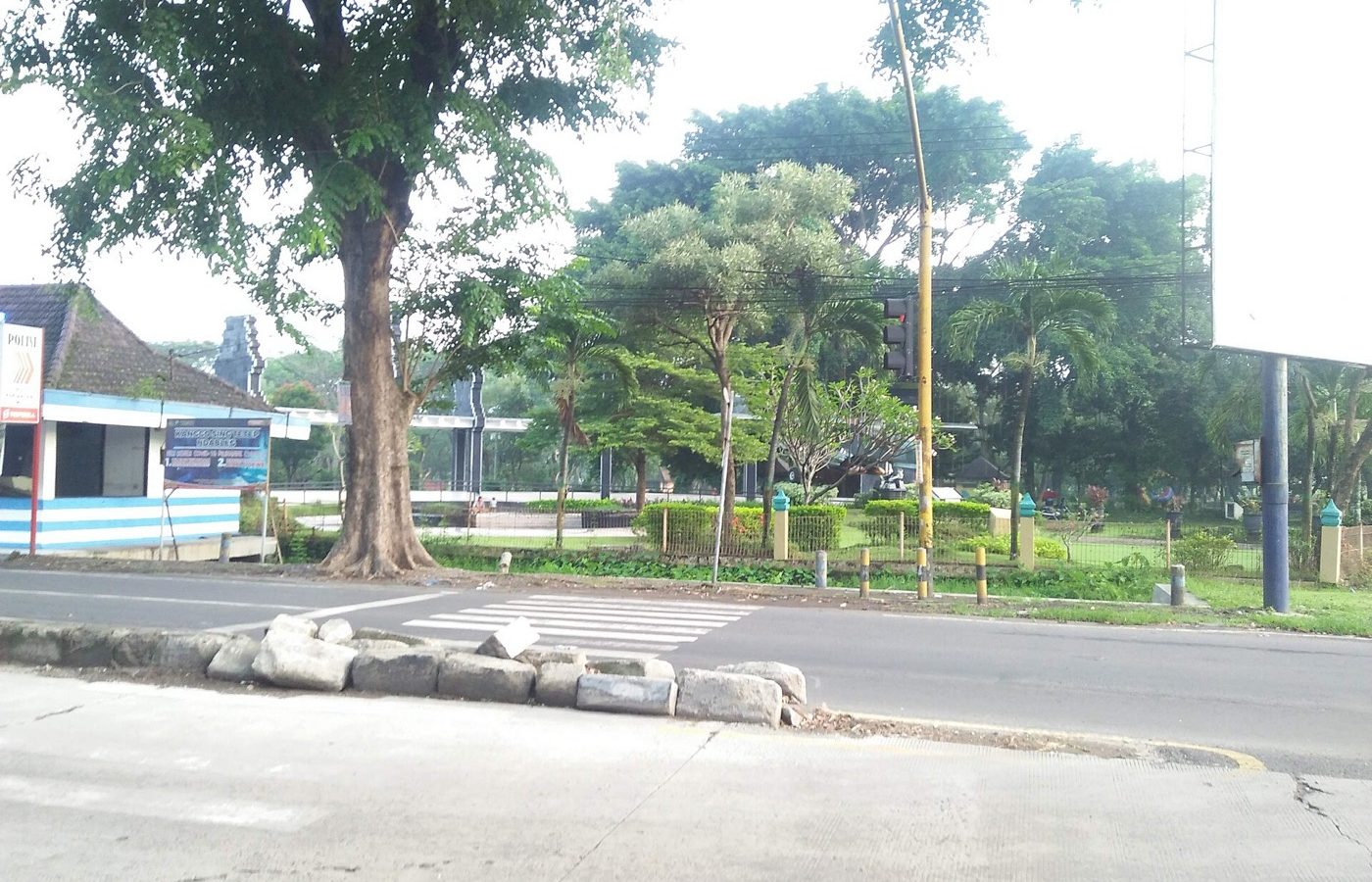Kayu jati ukiran jogro — Taman Kebon Ratu merupakan salah satu taman di Kabupaten Jombang. Taman ini berada di dekat Tugu Peterongan Jombang, UD. Karya Jati, Hotel Yusro, dan Tirta Wisata Jombang. Di Taman