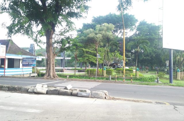 Kayu jati ukiran jogro — Taman Kebon Ratu merupakan salah satu taman di Kabupaten Jombang. Taman ini berada di dekat Tugu Peterongan Jombang, UD. Karya Jati, Hotel Yusro, dan Tirta Wisata Jombang. Di Taman