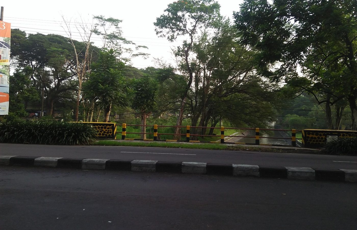 Kayu jati ukiran jogro — Taman Kebon Ratu merupakan salah satu taman di Kabupaten Jombang. Taman ini berada di dekat Tugu Peterongan Jombang, UD. Karya Jati, Hotel Yusro, dan Tirta Wisata Jombang. Di Taman