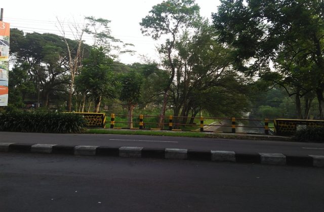 Kayu jati ukiran jogro — Taman Kebon Ratu merupakan salah satu taman di Kabupaten Jombang. Taman ini berada di dekat Tugu Peterongan Jombang, UD. Karya Jati, Hotel Yusro, dan Tirta Wisata Jombang. Di Taman