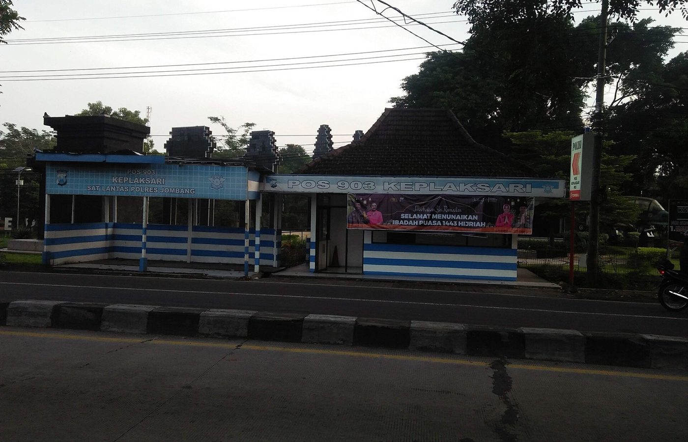 Kayu jati ukiran jogro β Taman Kebon Ratu merupakan salah satu taman di Kabupaten Jombang. Taman ini berada di dekat Tugu Peterongan Jombang, UD. Karya Jati, Hotel Yusro, dan Tirta Wisata Jombang. Di Taman
