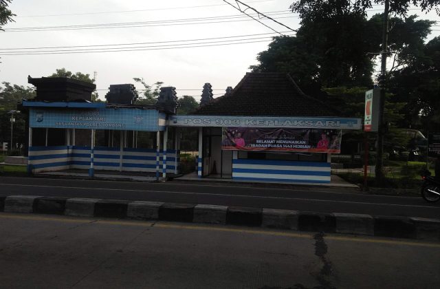 Kayu jati ukiran jogro — Taman Kebon Ratu merupakan salah satu taman di Kabupaten Jombang. Taman ini berada di dekat Tugu Peterongan Jombang, UD. Karya Jati, Hotel Yusro, dan Tirta Wisata Jombang. Di Taman