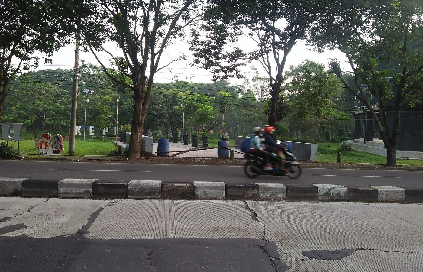 Kayu jati ukiran jogro β Taman Kebon Ratu merupakan salah satu taman di Kabupaten Jombang. Taman ini berada di dekat Tugu Peterongan Jombang, UD. Karya Jati, Hotel Yusro, dan Tirta Wisata Jombang. Di Taman