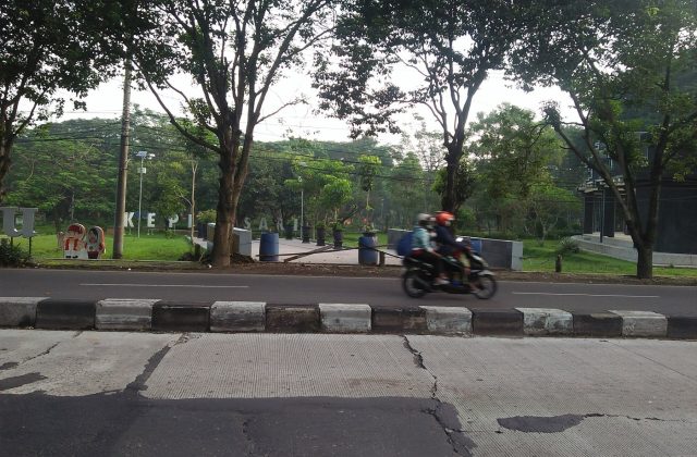 Kayu jati ukiran jogro — Taman Kebon Ratu merupakan salah satu taman di Kabupaten Jombang. Taman ini berada di dekat Tugu Peterongan Jombang, UD. Karya Jati, Hotel Yusro, dan Tirta Wisata Jombang. Di Taman