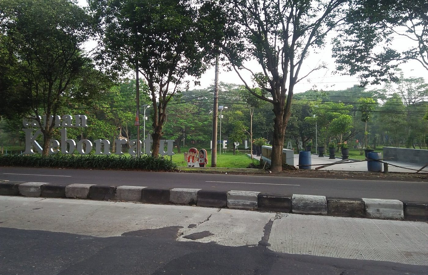 Kayu jati ukiran jogro β Taman Kebon Ratu merupakan salah satu taman di Kabupaten Jombang. Taman ini berada di dekat Tugu Peterongan Jombang, UD. Karya Jati, Hotel Yusro, dan Tirta Wisata Jombang. Di Taman