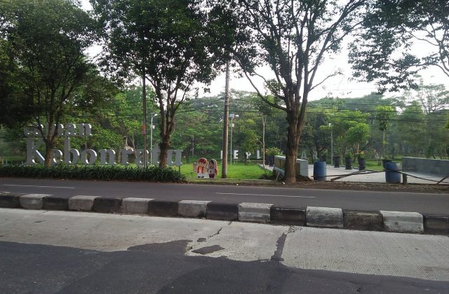 Kayu jati ukiran jogro — Taman Kebon Ratu merupakan salah satu taman di Kabupaten Jombang. Taman ini berada di dekat Tugu Peterongan Jombang, UD. Karya Jati, Hotel Yusro, dan Tirta Wisata Jombang. Di Taman