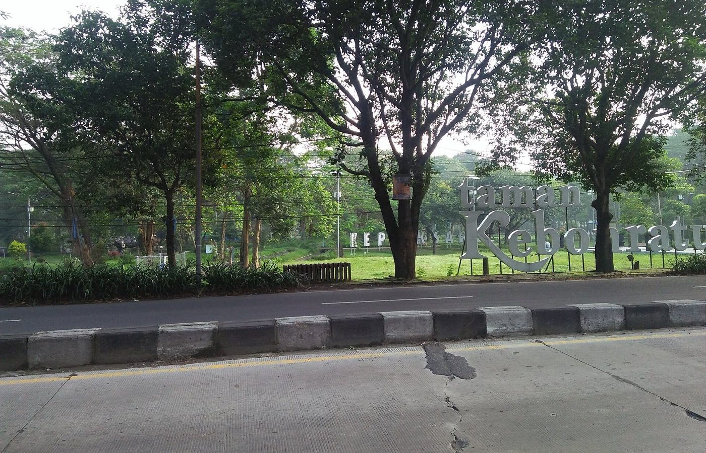 Kayu jati ukiran jogro — Taman Kebon Ratu merupakan salah satu taman di Kabupaten Jombang. Taman ini berada di dekat Tugu Peterongan Jombang, UD. Karya Jati, Hotel Yusro, dan Tirta Wisata Jombang. Di Taman