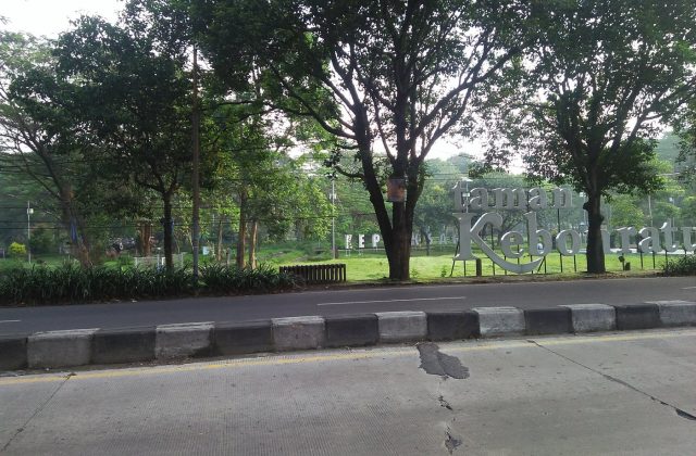Kayu jati ukiran jogro — Taman Kebon Ratu merupakan salah satu taman di Kabupaten Jombang. Taman ini berada di dekat Tugu Peterongan Jombang, UD. Karya Jati, Hotel Yusro, dan Tirta Wisata Jombang. Di Taman