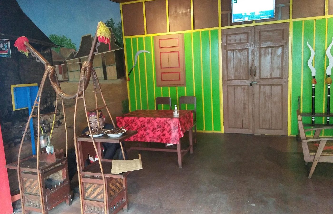 Replika rumah adat Madura dan patung pedagang sate Madura keliling di Anjungan Jawa Timur Jawa Timur Park 1.