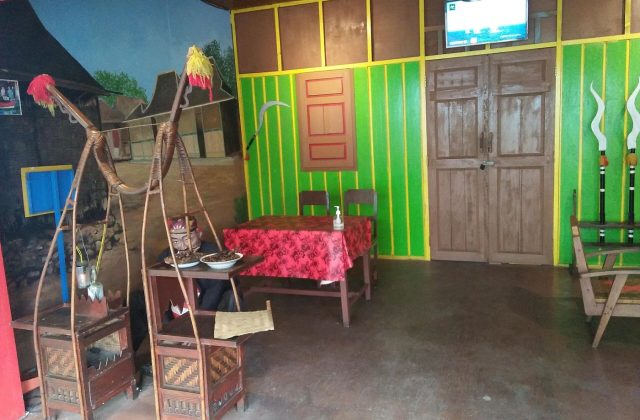 Replika rumah adat Madura dan patung pedagang sate Madura keliling di Anjungan Jawa Timur Jawa Timur Park 1.