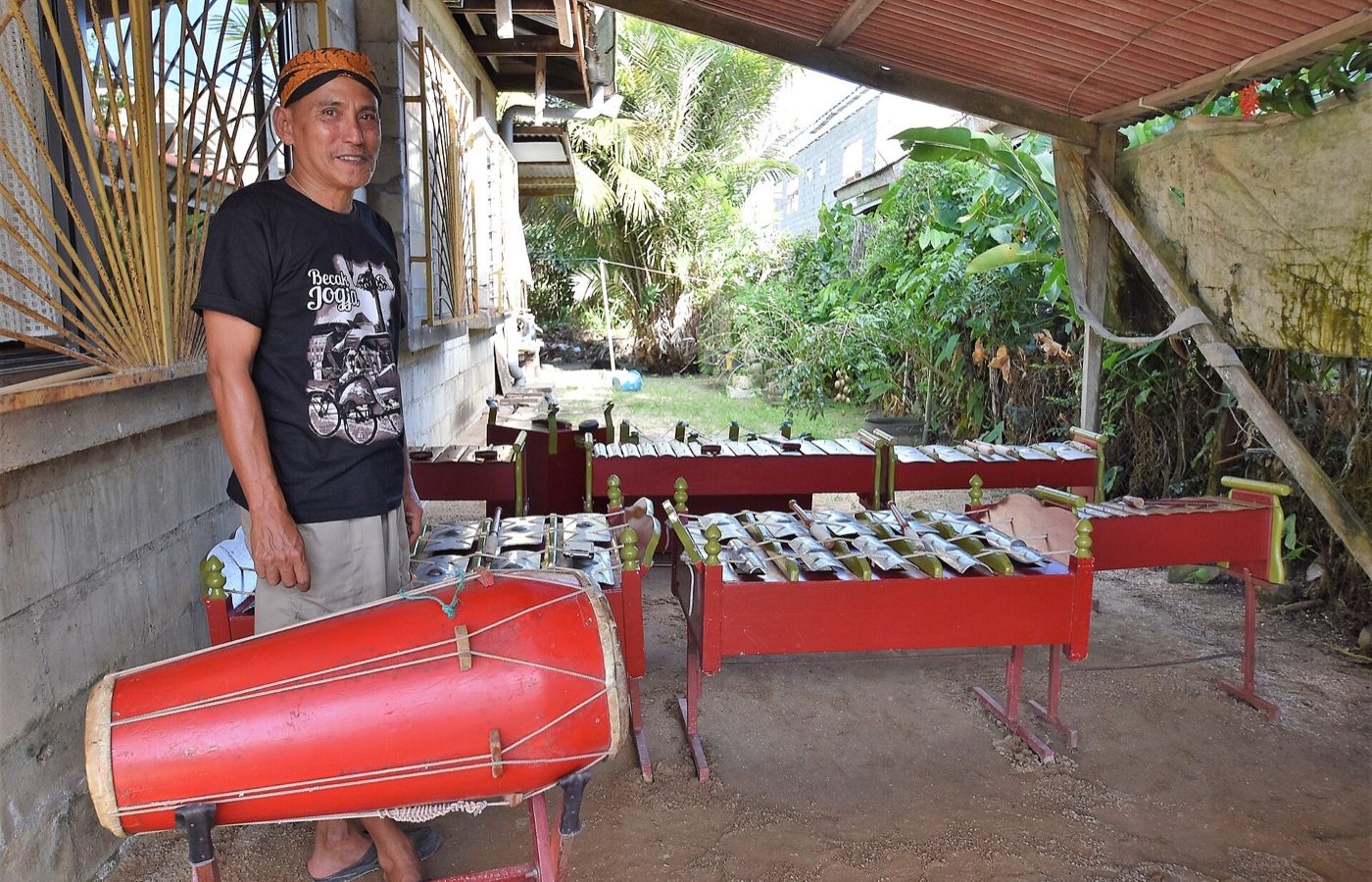 Henny Kaseran next to the gamelan instruments, next to his house in Blauwgrond in Paramaribo. The Javanese gamelan in Suriname traces back to the era of Javanese indentured labor,