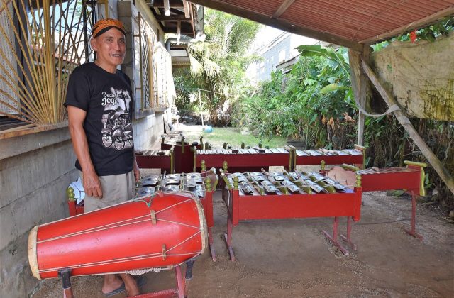 Henny Kaseran next to the gamelan instruments, next to his house in Blauwgrond in Paramaribo. The Javanese gamelan in Suriname traces back to the era of Javanese indentured labor,