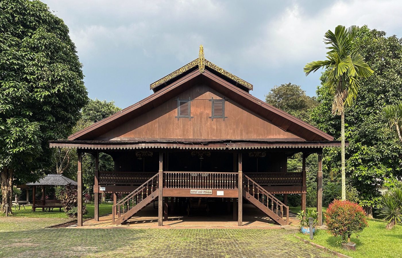 Rumah adat jawa β Rumah Adat Souraja (Souraja traditional house) at Central Sulawesi Pavilion TMII
