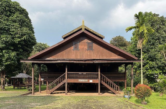 Rumah adat jawa — Rumah Adat Souraja (Souraja traditional house) at Central Sulawesi Pavilion TMII